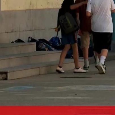 Aluno vítima de agressão sexual por dois colegas na escola, com vídeos