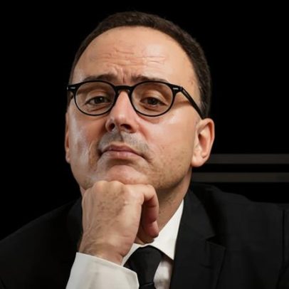 Tripulação em situação de deriva aguarda resolução