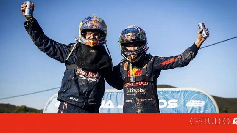 Gonçalo Guerreiro, à direita, é o novo Campeão de Portugal de Todo-o-Terreno