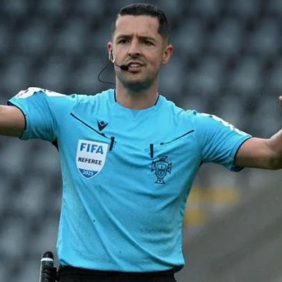 Árbitro Gustavo Correia apita jogo da Liga Conferência nesta quinta-feira
