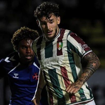 Ianis Stoica baralha o ataque do Estrela frente ao Amadora