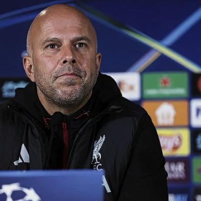 Arne Slot diz que situação é ridícula no clube onde trabalha