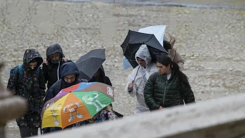 Proteção Civil regista dezenas de ocorrências devido à chuva forte