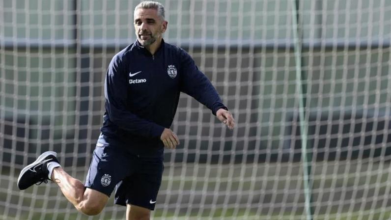 Rui Borges dá toques no treino de preparação para o jogo da Champions League