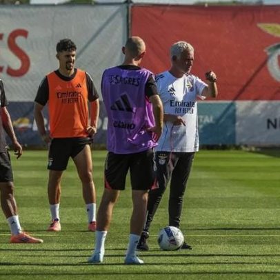 Mourinho testa novo sistema com três centrais
