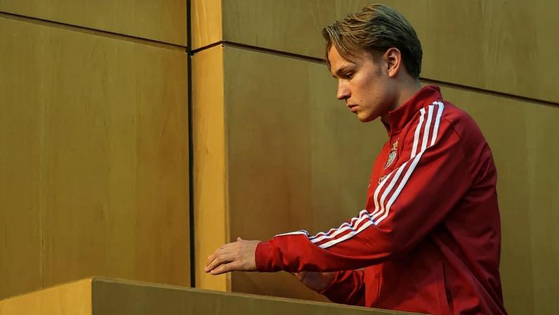 Schjelderup a sair da sala de imprensa no Estádio da Luz