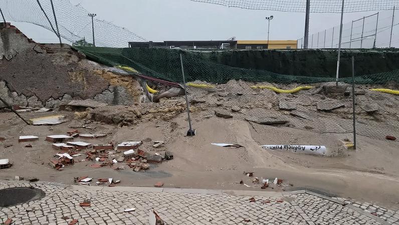 Estragos no sintético do Botafogo podem piorar, risco de queda do muro