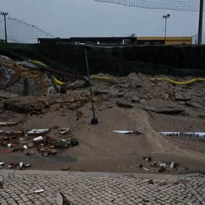 Estragos no piso sintético do Botafogo podem agravar-se; muro pode ceder