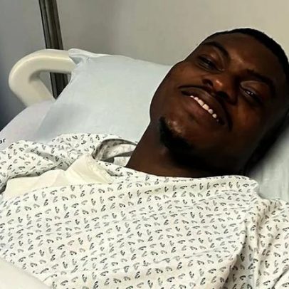 Moshood operado a lesão no menisco