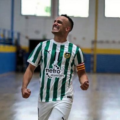 Zezinho tenta jogar bola enquanto foge da chuva