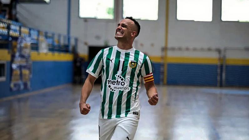 Zezinho tenta jogar bola enquanto foge da chuva