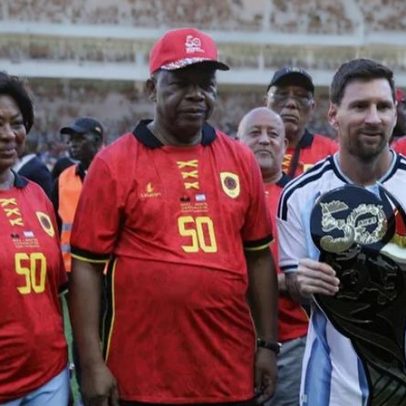 Presidente de Angola vaiado antes do jogo particular com a Argentina
