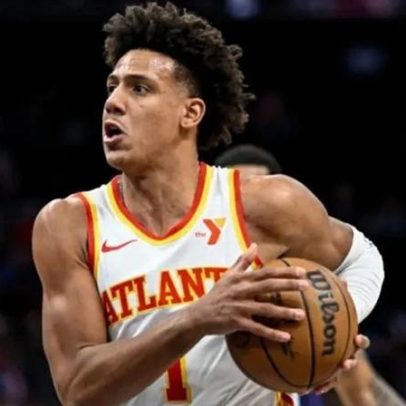 Jalen Johnson fica a uma assistência de um quadrúplo-duplo