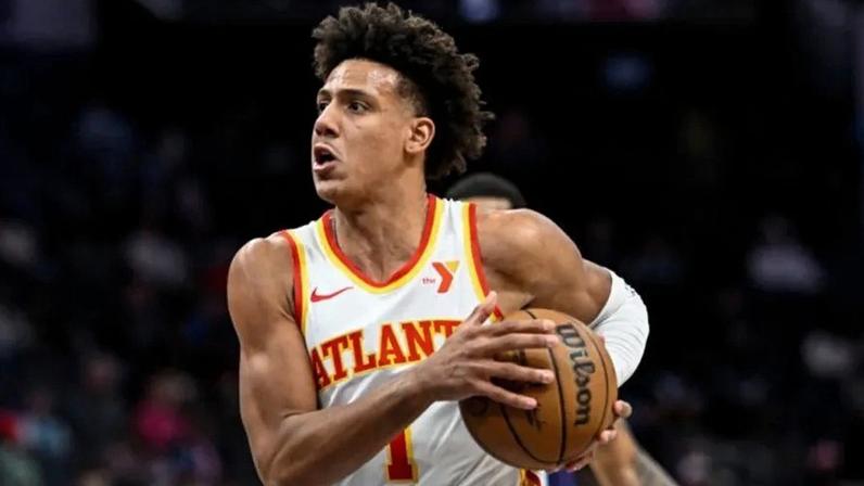 Jalen Johnson fica a uma assistência de um quadrúplo-duplo