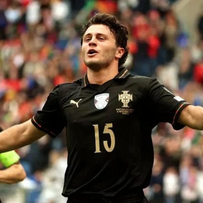 João Neves faz hat-trick pela seleção, mas o apuramento é o foco