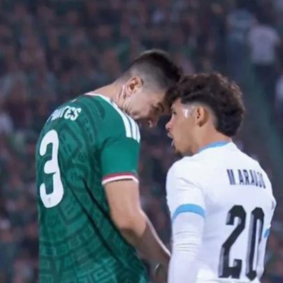 Maxi Araújo irritado com penálti não assinalado frente ao México