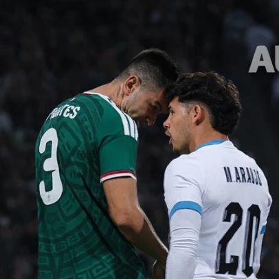 Maxi Araújo irritado com penálti não assinalado frente ao México
