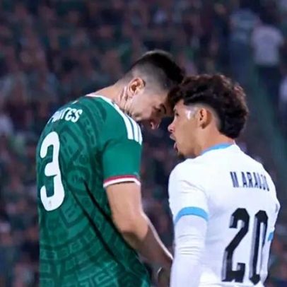 Maxi Araújo irritado após penálti não assinalado frente ao México