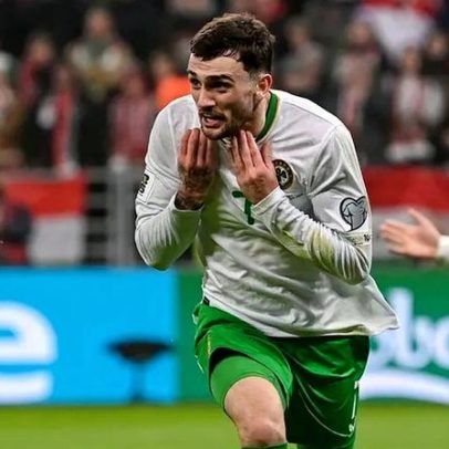 Troy Parrott leva a Irlanda aos playoffs do Mundial de 2026