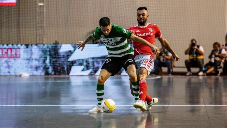 Alex Merlim em ação durante um jogo com o Benfica