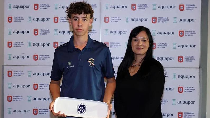 Luís António Silva com o troféu de campeão do torneio ao lado de Margarida Catrola da Aquapor