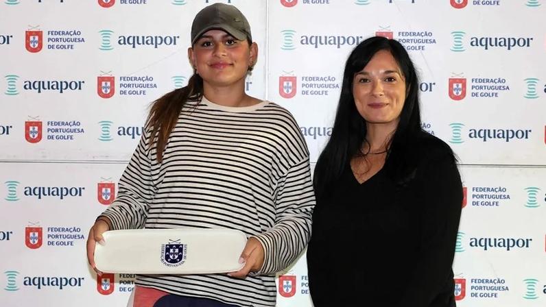Luciana Reis, a campeã, ao lado de Margarida Catrola da Aquapor