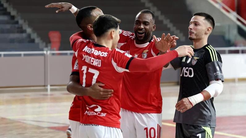 Líder Benfica derrota segundo classificado Leões de Porto Salvo