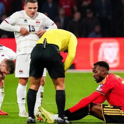 Lukebakio deixa jogo da Bélgica por queixas físicas