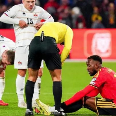Lukebakio deixa o jogo da Bélgica por queixas físicas