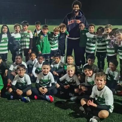 St. Juste anima treino dos pequenos leões em Almada com foto do defesa