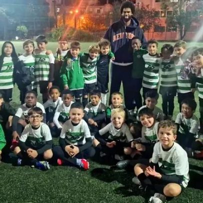 St. Juste anima treino dos pequenos leões em Almada com foto da família