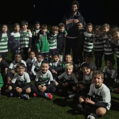 St. Juste anima treino dos jovens leões em Almada com foto da família Sporting