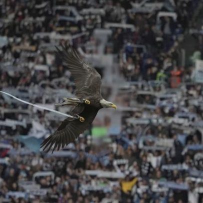Tratador da águia da Lazio insultou o clube e venerou Mussolini