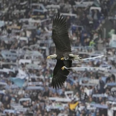 Tratador da águia da Lazio insultou o clube e venerou Mussolini