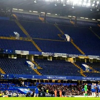 Chelsea-Barcelona interrompido por falha elétrica e VAR fora de funcionamento