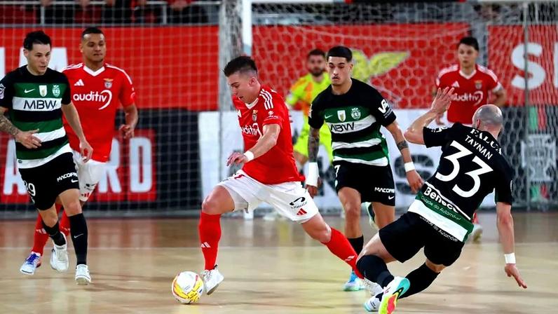 Chishkala, ainda como jogador do Benfica, no dérbi contra o Sporting