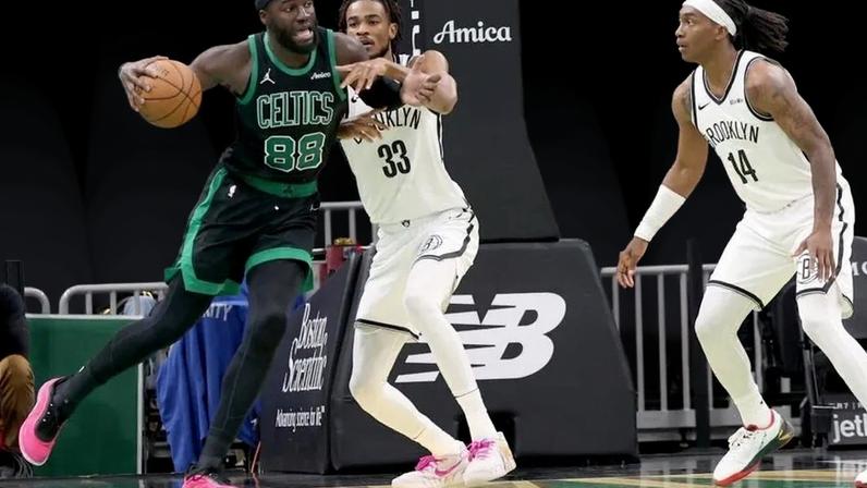 Neemias Queta em ação frente aos Brooklyn Nets