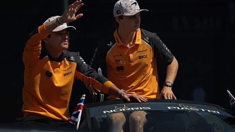 Lando Norris e Oscar Piastri, pilotos da McLaren • Foto: Getty Images