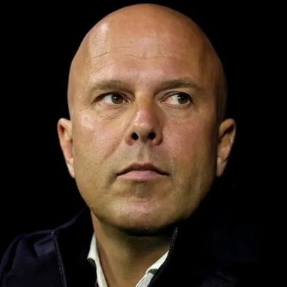 Crise no Liverpool pode levar Arne Slot a igualar feitos de Mourinho e Ranieri