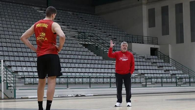 Mário Gomes orienta treino