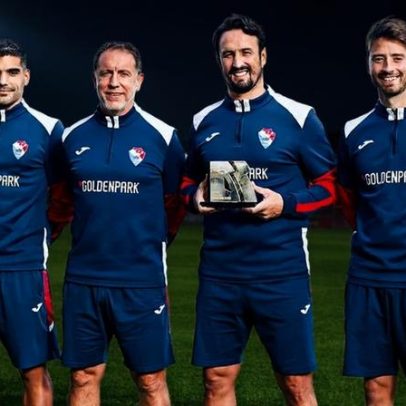 César Peixoto recebe prémio de treinador do mês