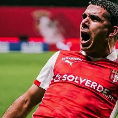 Víctor Gómez surpreende ao cabecear como jogador experiente