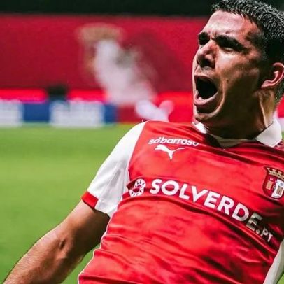 Víctor Gómez cabeceia como jogador experiente
