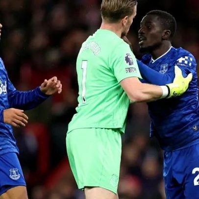 Jogador do Everton expulso por agressão a colega de equipa