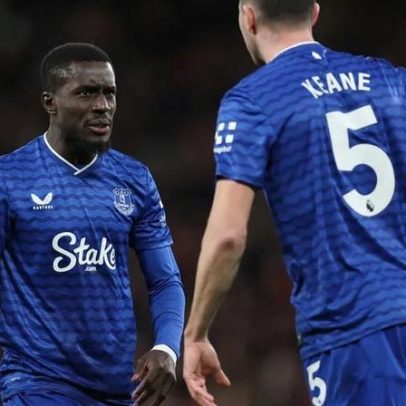 Jogador do Everton pede desculpa após agressão a colega de equipa