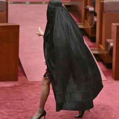 Deputada australiana propõe proibir burca; usa-a no Parlamento e é suspensa