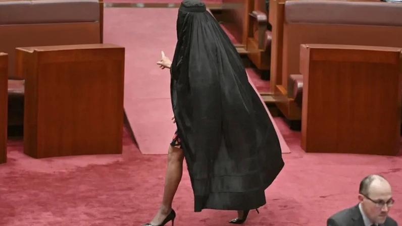 Deputada anti-imigração australiana impedida de entrar no Parlamento por usar burca em protesto