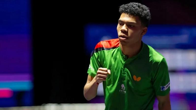 Tiago Abiodun celebra vitória no Mundial Jovem de ténis de mesa