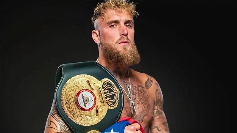 Jake Paul exibe o cinturão de campeão numa imagem promocional