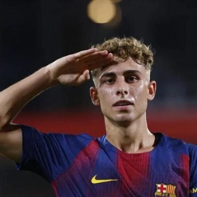 Fermín celebra 100 jogos pelo Barça com prenda do plantel